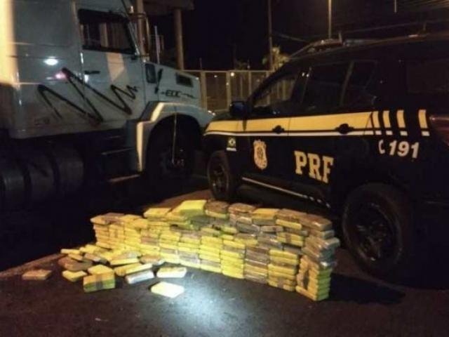 PRF apreende 159,6 quilos de cocaína escondidos em carga de ferro Droga seria levada para o interior paulista (Foto/Divulgação: PRF)