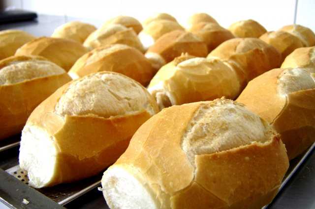 Pesquisar preço do pãozinho pode gerar economia de mais de R$ 700 em um ano Levantamento foi feito em 257 estabelecimentos, entre padarias, supermercados e hipermercados (Foto:Reprodução)