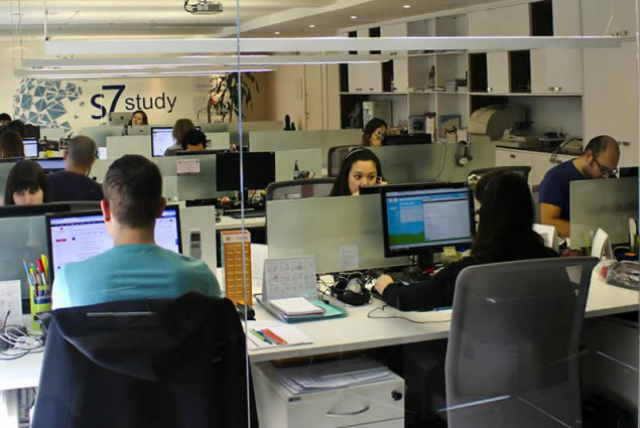 79,2% dos brasileiros aceitariam trabalho no exterior, diz pesquisa Agências de intercâmbio oferecem programas para
trabalho no exterior (Foto: Renato Izidoro / EPTV)