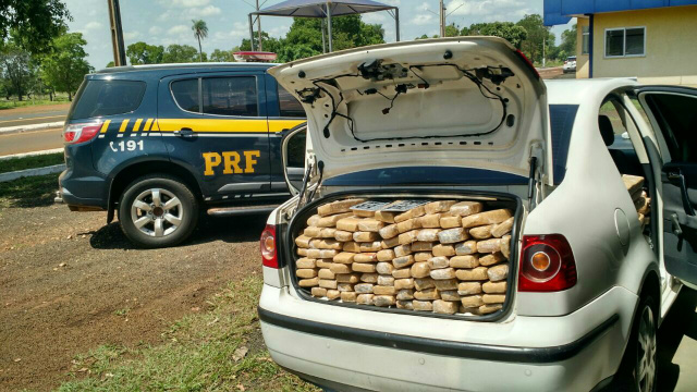 PRF apreende mais de 500 kg de maconha em veiculo que iria para Belo Horizonte Uma parte da droga estava no porta-malas do veículo. (Foto: Assessoria/ PRF)