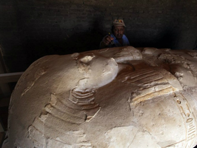 Museu egípcio mostra tumbas de 'guardiões' de harém de Tutancâmon Arqueólogo limpa tumba de Pay, um dos guardiões de harém faraônico. (Foto: Khaled Desouki / AFP Photo)