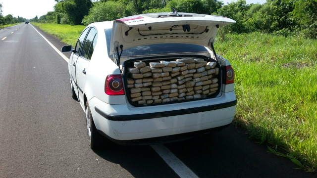 PRF apreende mais de 500 kg de maconha em veiculo que iria para Belo Horizonte Após perseguição feita pela PRF, o carro estragou e o motorista foi preso. (Foto: Assessoria/PRF)