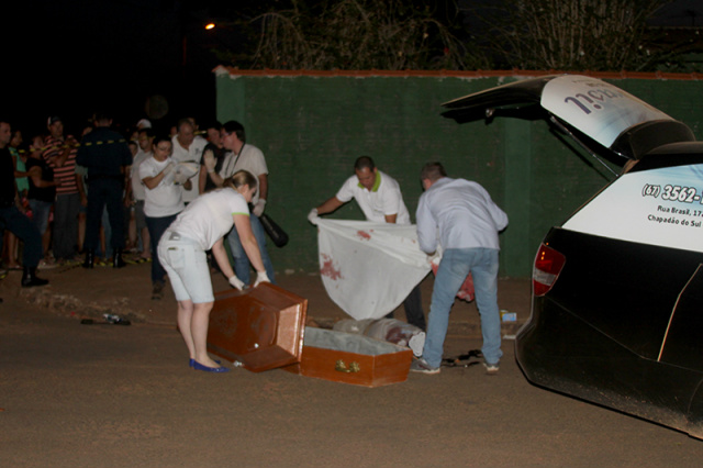 Quando foi autorizada a retirada do corpo já era noite, 18h00 (Foto: Jovem Sul News)