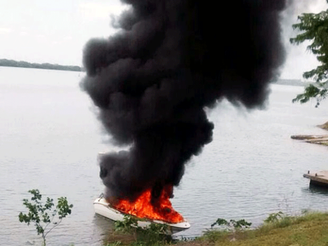 Promotor de Justiça sofre queimaduras em explosão de lancha no Rio Paraná As vítimas conseguiram sair da lancha e serem socorridas. (Foto: Ermenson Rodrigues/Panorama Notícia/Cedida)