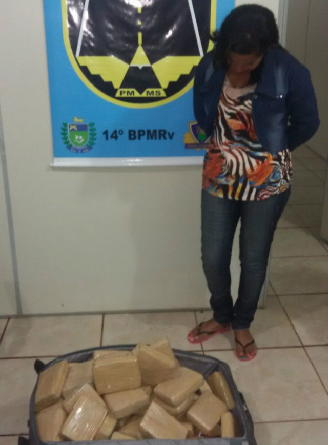 Taxista é parado pela PMRe e descobre que passageira levava drogas para Três Lagoas A drogas estava na mala da passageira que tinha como destino Três Lagoas. (Foto: Assessoria/PMRe)