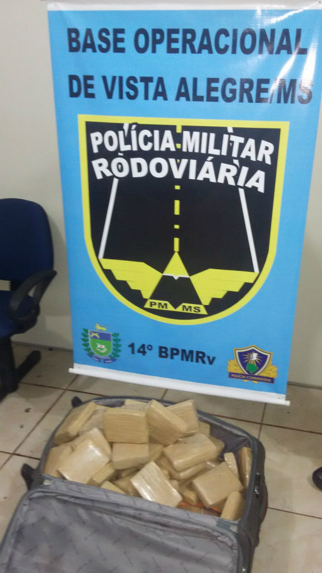 Taxista é parado pela PMRe e descobre que passageira levava drogas para Três Lagoas Foram encontrados 47 tabletes de maconha em sua mala. (Foto: Assessoria/PMRe)