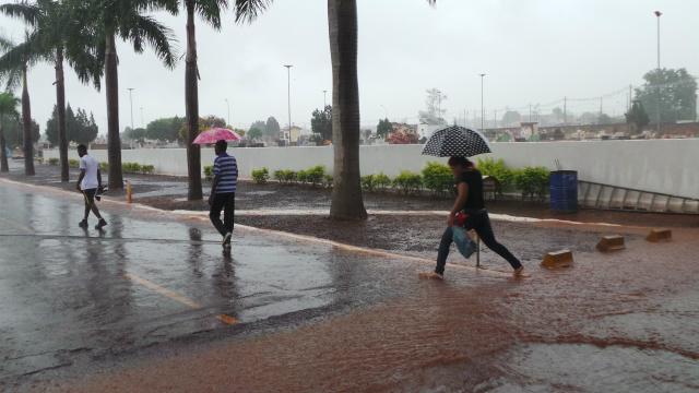 Mesmo com a chuva, familiares visitam os túmulos dos seus entes e amigos para fazerem limpeza preparando para o Dia dos Finados. (Foto: Ricardo Ojeda) 