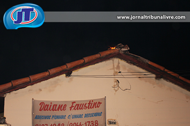 Enquanto a família de Daiane Faustino participava de um evento fora de casa, um incêndio queimou parte de sua casa (Foto: Petronílio Eduardo)