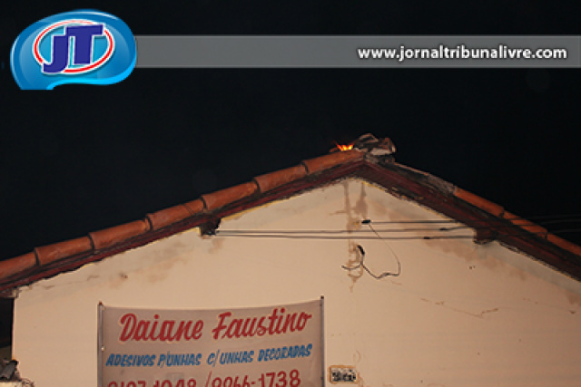 Incêndio atinge residência em Paranaíba Enquanto a família de Daiane Faustino participava de um evento fora de casa, um incêndio queimou parte de sua casa (Foto: Petronílio Eduardo)