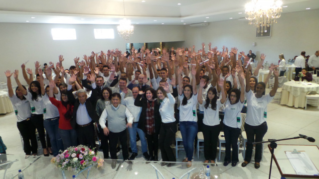 Três Lagoas sofre impactos com migração de desempregados e ação de aliciadores Alunos que foram capacitados nos cursos pós-técnicos em celulose, mecânica, elétrica, instrumentação e automação. Dos 98 que concluíram os cursos, cerca de 60% forão contratados para trabalhar na unidade da Fibria em Três Lagoas (Foto: Daniela Silis)