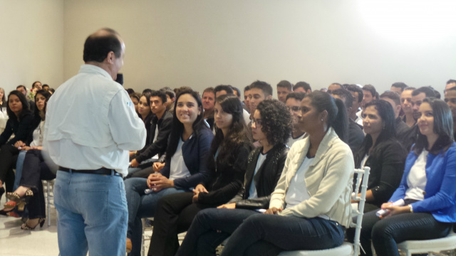 Três Lagoas sofre impactos com migração de desempregados e ação de aliciadores O gerente de Recursos Humanos da Fibria, Arnaldo Milan, durante evento de conclusão dos cursos pós-técnicos realizados pela Fibria em parceria com o Senai/MS e com o IEL (Instituto Euvaldo Lodi) (Foto: Daniela Silis)