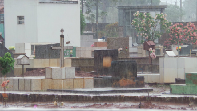 A chuva que cai sobre Três Lagoas, embora atrapalhe a visitação, tem efeitos positivos devido a limpeza que causa nos jazigos. (Foto: Ricardo Ojeda) 