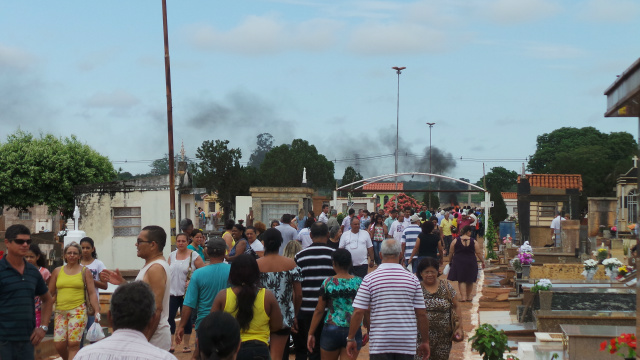 Em Três Lagoas, 60 mil pessoas foram ao cemitério municipal A movimentação de visitantes durante o Dia dos Finados e no final de semana foi grande, calculado em 60 mil pessoas (Foto: Ricardo Ojeda)