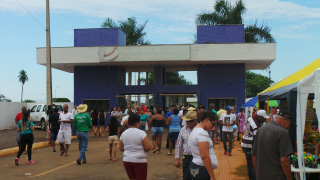 Em Três Lagoas, 60 mil pessoas foram ao cemitério municipal Na entrada do cemitério foram montadas várias barracas de ambulantes que exploravam a vende de velas, flores, sucos e salgados (Foto: Ricardo Ojeda)