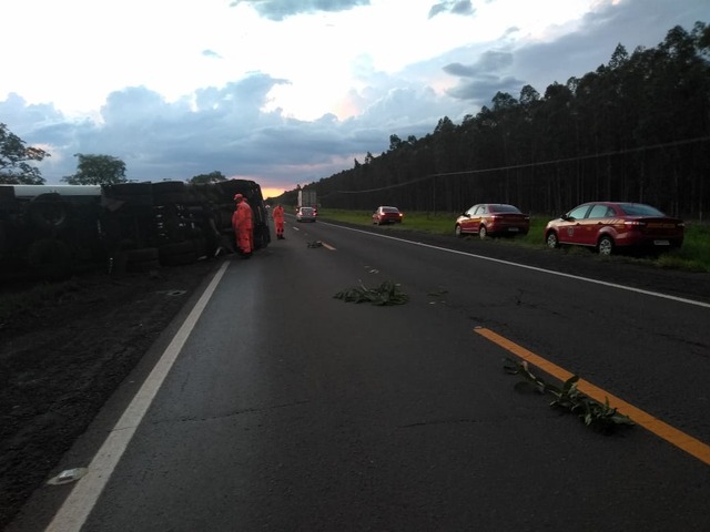 Comitiva de Bombeiros que ia a Conferência Internacional na Capital interrompe viagem para socorrer vítimas de acidente O dever chama: grupo interrompeu a viagem para socorrer vítimas de acidente na BR-262. Foto: Corpo de Bombeiros