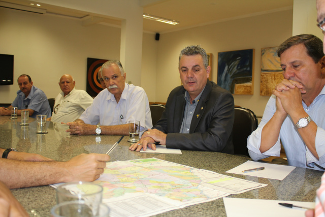 Deputado Estadual Angelo Guerreiro em reunião junto ao Secretário de Estado de Infraestrutura, Secretário de Estado da Casa Civil, Presidente do Sindicato Rural de Três Lagoas, chefe da Agesul do município e representantes da classe produtiva da região (Foto: Assessoria)