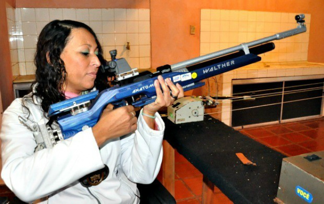 Novata em competições, paratleta de MS bate recorde no tiro esportivo Clenilza superou em 23 pontos o recorde anterior (Foto: Hélder Rafael/GLOBOESPORTE.COM)