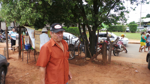 O aposentado Francisco de Almeida, de 68 anos possui um terreno de 14.500 metros quadrados nas proximidades e há anos explora o local para servir de estacionamento e disse que o movimento está bom (Foto: Ricardo Ojeda)