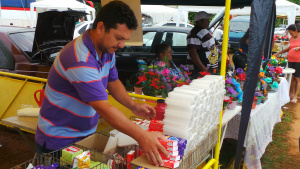 O ambulante Douglas Ribeiro Domingos, de 39 anos falou que o movimento se comparando ao ano passado está 30% mais fraco (Foto: Ricardo Ojeda)