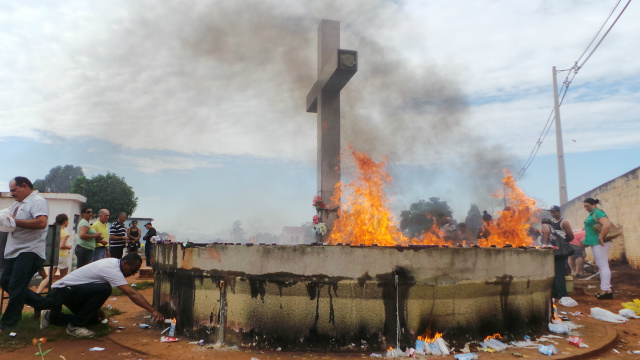 
O local mais procurado pelos visitantes foi o Cruzeiro e teve momento que o fogo causado pelas velas se alastrou com força obrigando as pessoas se afastarem (Foto: Ricardo Ojeda)