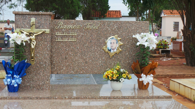 O túmulo do ex-senador Ramez Tebet foi um dos mais visitados por amigos e familiares (Foto: Ricardo Ojeda)