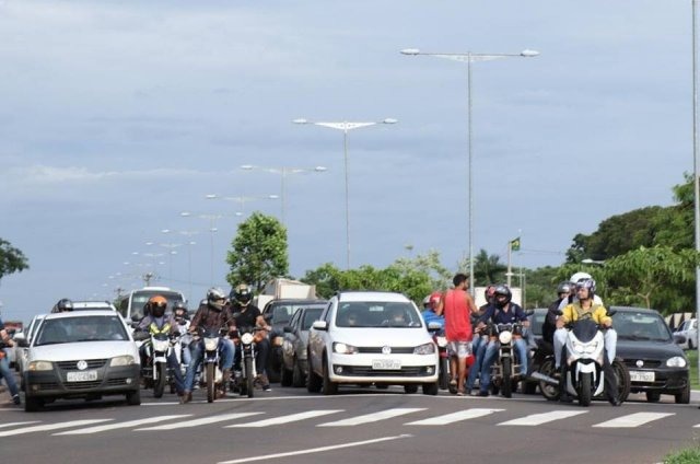 Primeiro mês do parcelamento de multas registrou 1,2 mil regularizações em MS Veículos parados em semáforo de cruzamento da cidade (Foto: Henrique Kawaminami)