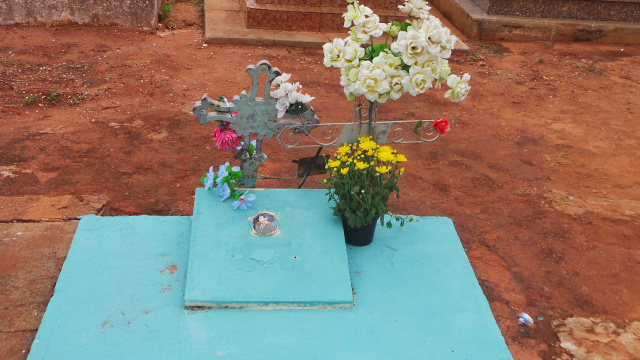 o túmulo do Camisa de Couro, lendário pistoleiro de agia em Três Lagoas também recebeu flores e velas (Foto: Ricardo Ojeda) 