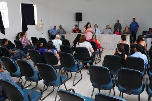 SEMEC de Três Lagoas reúne pais de alunos usuários do Transporte Escolar Rural e autoridades para buscar soluções de melhoria A secretária ouviu todas as reivindicações e se colocou a disposição para tomar as medidas cabíveis para encontrar a solução dos problemas apontados (Foto/Assessoria)