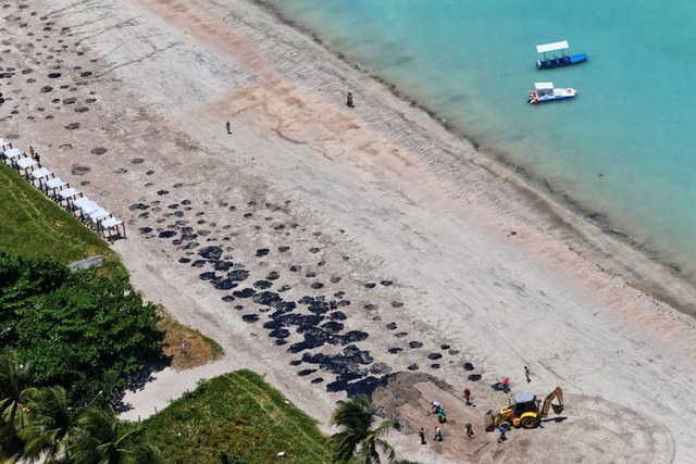 Mapa define defesos adicionais em áreas atingidas por óleo no Nordeste Vista geral de um derramamento de óleo na praia de Peroba em Maragogi,estado de Alagoas, Brasil, outubro de 2019. Foto tirada em 17 de outubro de 2019. REUTERS / Diego Nigro - REUTERS / Diego Nigro