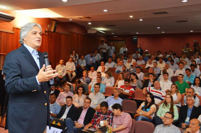 Delcídio afirma que vai reduzir impostos para incrementar agronegócio no Estado Durante encontro com produtores rurais na Famasul, Delcídio apresentou suas propostas para desenvolver o MS (Foto: Divulgação)