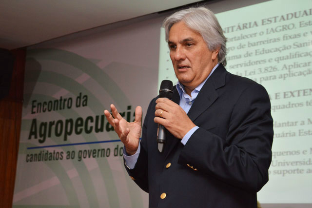 Delcídio afirma que vai reduzir impostos para incrementar agronegócio no Estado Na ocasião, o candidato exaltou a importância de ter no Senado um companheiro como Ricardo Ayache para dar suporte nas ações políticas de conseguir benefícios para Mato Grosso do Sul (Foto: Divulgação)