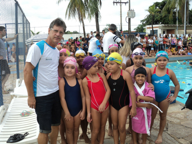 Equipe de Três Lagoas participa do Festival Amizade de Natação Participaram da competição 47 alunos das categorias pré-mirim a infantil, nas provas de 12,5m espaguete, prancha e provas de 25 e 50m (Foto: Divulgação/Assecom)