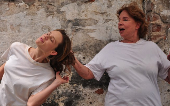 Passione: Clara e Valentina dividem a mesma cela Valentina (Daisy Lúcidi) acusa a neta de ser má por natureza e elas discutem (Foto: Divulgação TV Globo)
