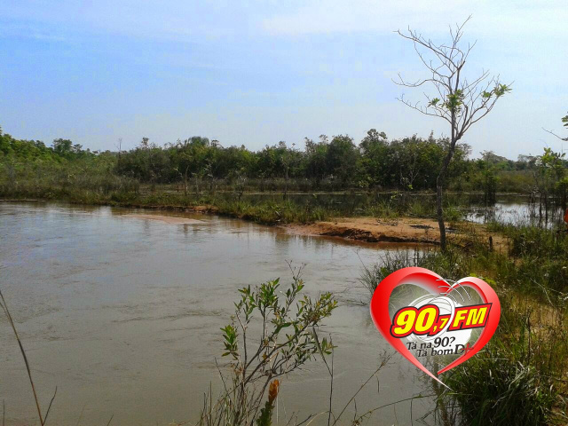 Nem a mãe, nem o casal de adolescentes que estavam próximos sabia nadar e ainda assim tentaram ajudar (Foto: Rádio 90FM)