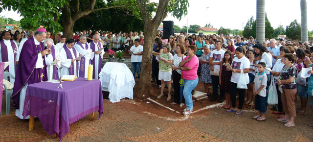 A missa foi celebrada no Cemitério Municipal de Três Lagoas. (Foto: Assessoria /Pascom) 