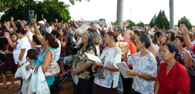 Fiéis participam de Missa de Finados em Três Lagoas Fieis foram até o cemitério Municipal na ultima segunda-feira (2) para prestigiar a missa. (Foto: Assessoria Pascom)