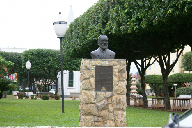 Três Lagoas surgiu da Fazenda das Alagoas Busto de Antonio Trajano dos Santos na praça da Igrejinha Santo Antonio. (Foto: Edmir Conceição)