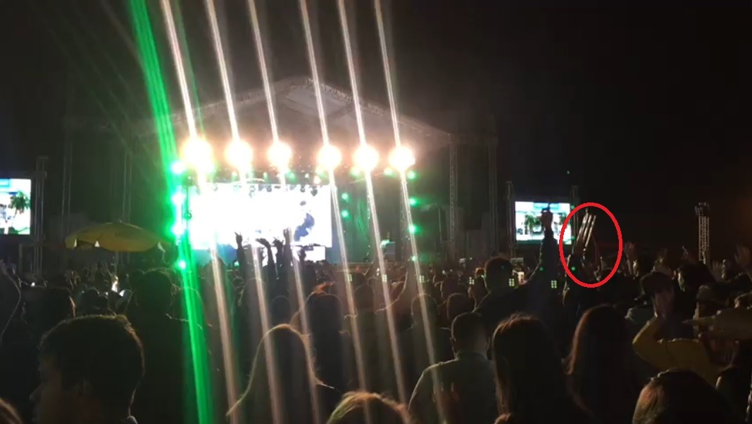 DJ Alok ‘opera milagre’ durante show em Andradina No círculo vermelho é possível ver as muletas levantadas. (Imagem/Reprodução/WhatsApp).
