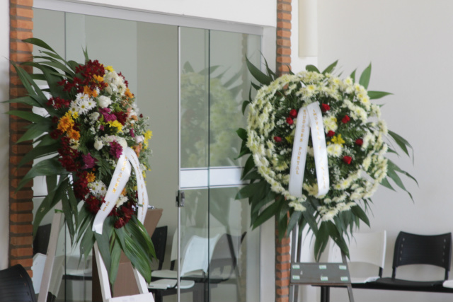 Na sala 03 da capela da Cardassi coroas de flores foram colocadas na entrada, enquanto o corpo de Mounir era velado (Foto: Max Millian)