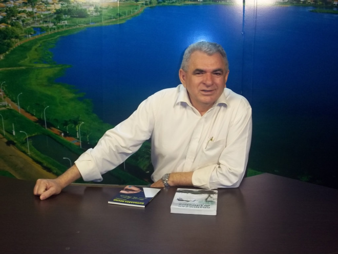 Poeta sul-matogrossense destaca a importância da literatura regional Guimarães Rocha foi palestrante na 6ª Feira do Livro de Três Lagoas
Foto: Guta Rufino