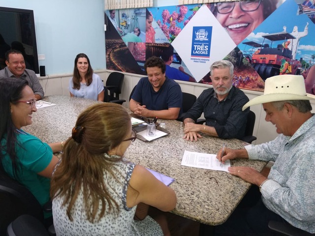 Prefeito empossa nova diretoria da Associação dos Feirantes de Três Lagoas Divulgação