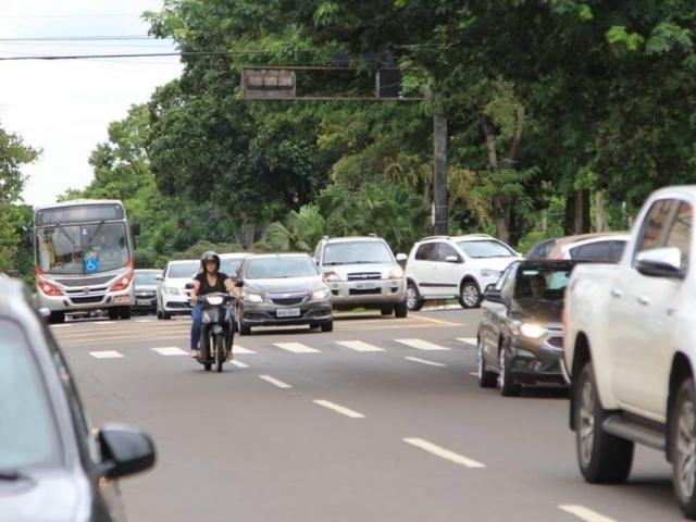 Movimento de moto, carros e ônibus em avenida da Capital (Foto: Marina Pacheco)
