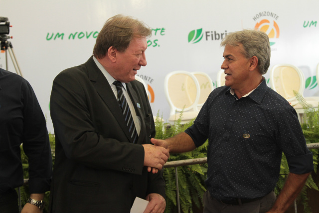 Câmara homenageia presidente do TJ/MS e defensores públicos Presidente da Câmara Jorginho do Gás, fazendo a entrega do convite ao desembargador João Maria Lós (Foto:Assessoria)