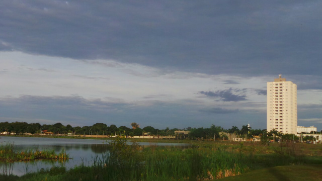 Nuvens carregadas já podem ser visualizadas na região da Lagoa Maior. (Foto: Ricardo Ojeda)