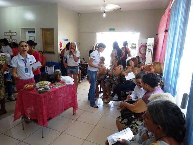Nutricionistas da SMS de Três Lagoas ensinam a produzir sucos, geladinhos e picolés artesanais Participaram desta ação as nutricionistas Maiara Oliveira Figueirinha e Francieli Borges Barbeiro (Foto/Assessoria)