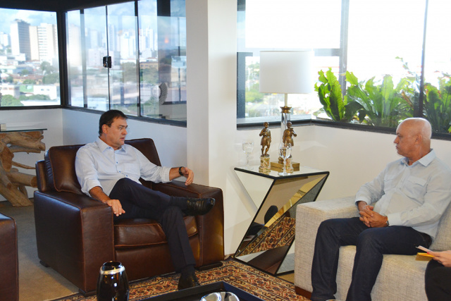 Longen recebe pedido de secretário para contribuir no processo de desburocratização Presidente da Fiems, e secretário estadual de Administração e Desburocratização (Foto:Assessoria)