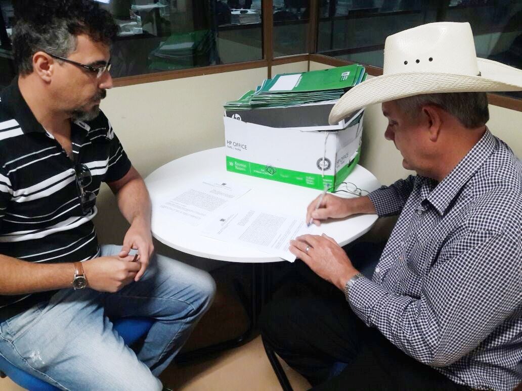 Prefeito assina convênio na Educação e se reúne com técnicos da Agesul O documento foi assinado entre o Prefeito e a Secretária de Estado de Educação, Maria Cecília Amêndola da Mota. (Foto/Assessoria)