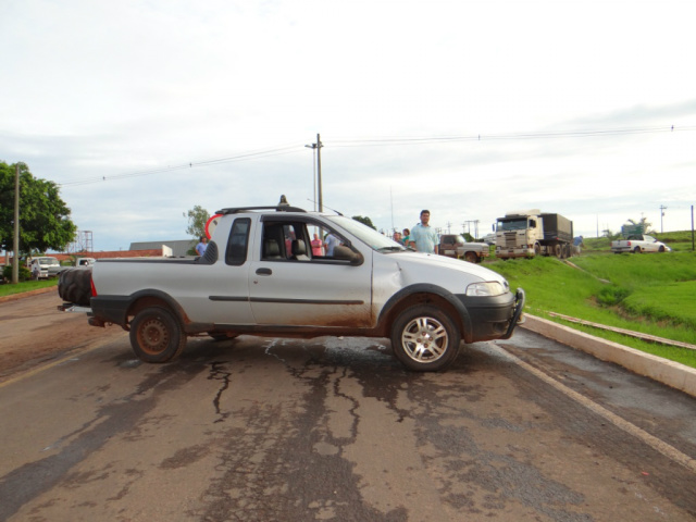 Veículos foram estacionados no meio da rodovia para impedir a passagem dos usuários da via (Foto: Celso Santos/Perfil News)