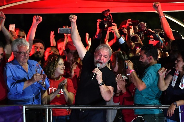 O ex-presidente Lula em discurso na Praça da República, em São Paulo, após ser condenado em segunda instância (Foto: Nelson Almeida/AFP)