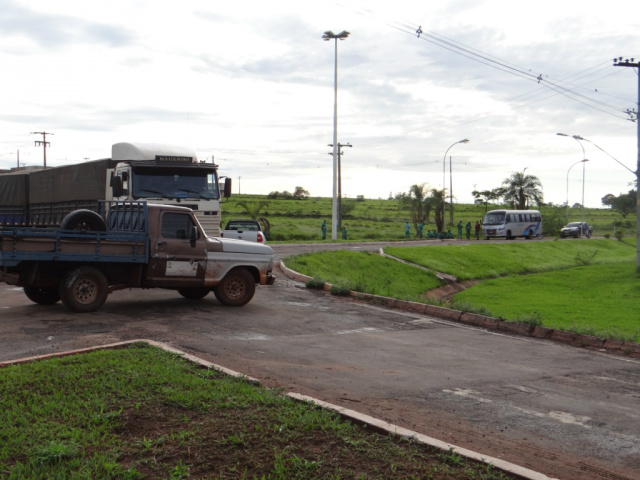 Cansados de esperar solução, moradores de Sta Rita do Pardo bloqueiam rodovia